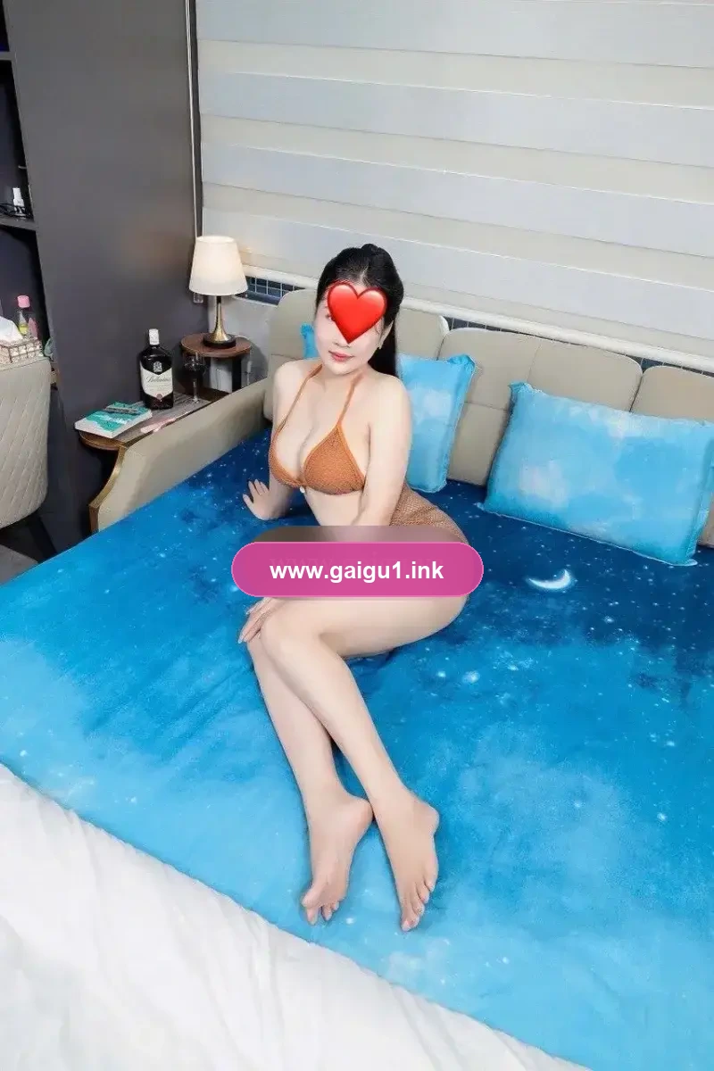 THANH TUYỀN XINH XẮN CHÂN DÀI BÚ LIẾM CU CHƠI KIỂU DÂM RẤT CHIỀU KHÁCH