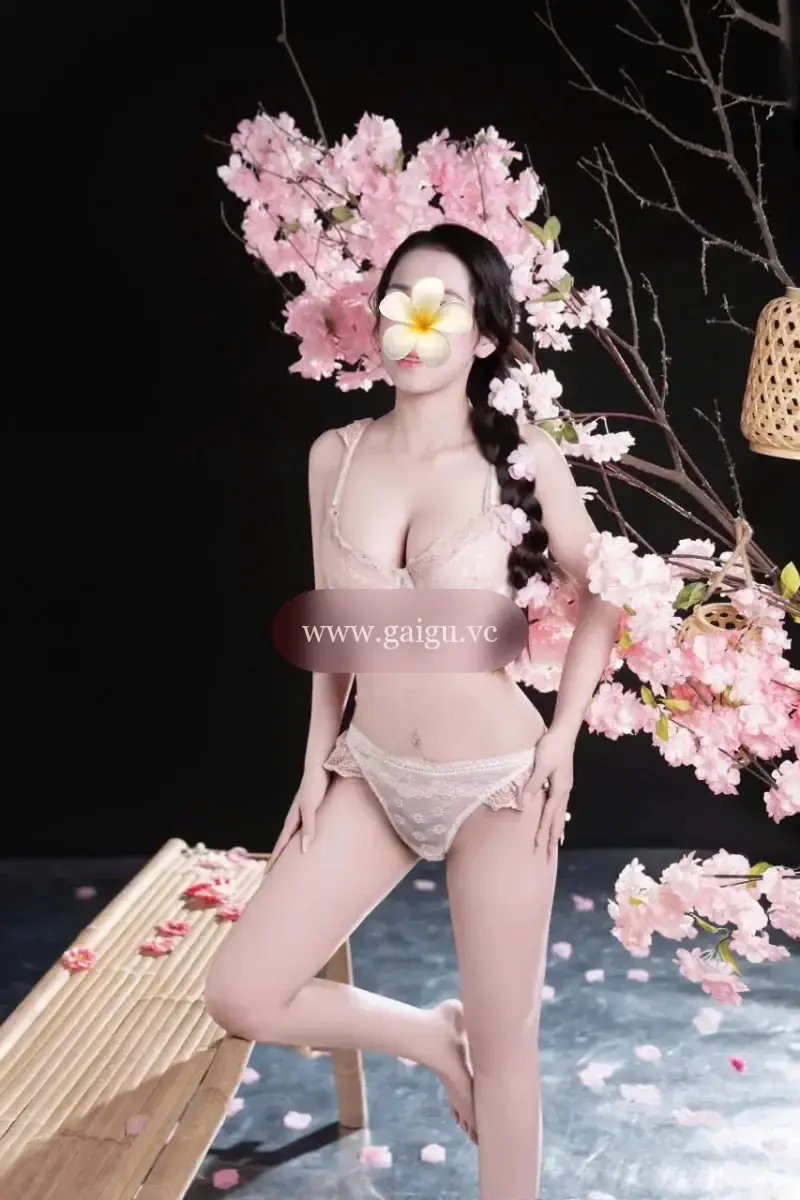 Huyền Trân:HÀNG SIÊU NON, DA TRẮNG , DÁNG XINH BÚ LIẾM CỰC PHÊ