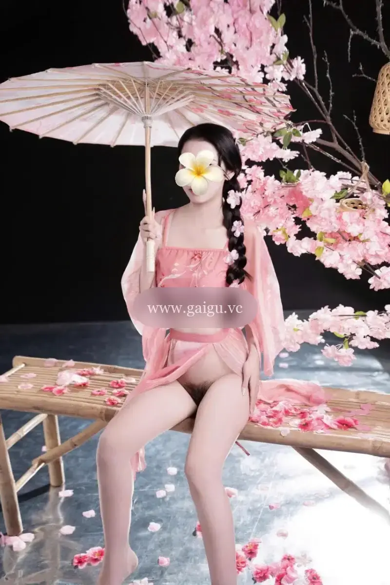 Huyền Trân:HÀNG SIÊU NON, DA TRẮNG , DÁNG XINH BÚ LIẾM CỰC PHÊ