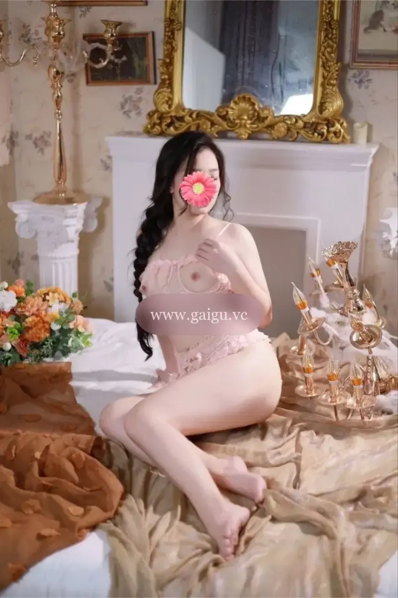 KHÁNH VY - EM GÁI DA TRẮNG, DÁNG ĐẸP BƯỚM XINH