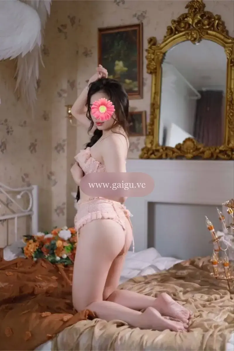 KHÁNH VY - EM GÁI DA TRẮNG, DÁNG ĐẸP BƯỚM XINH