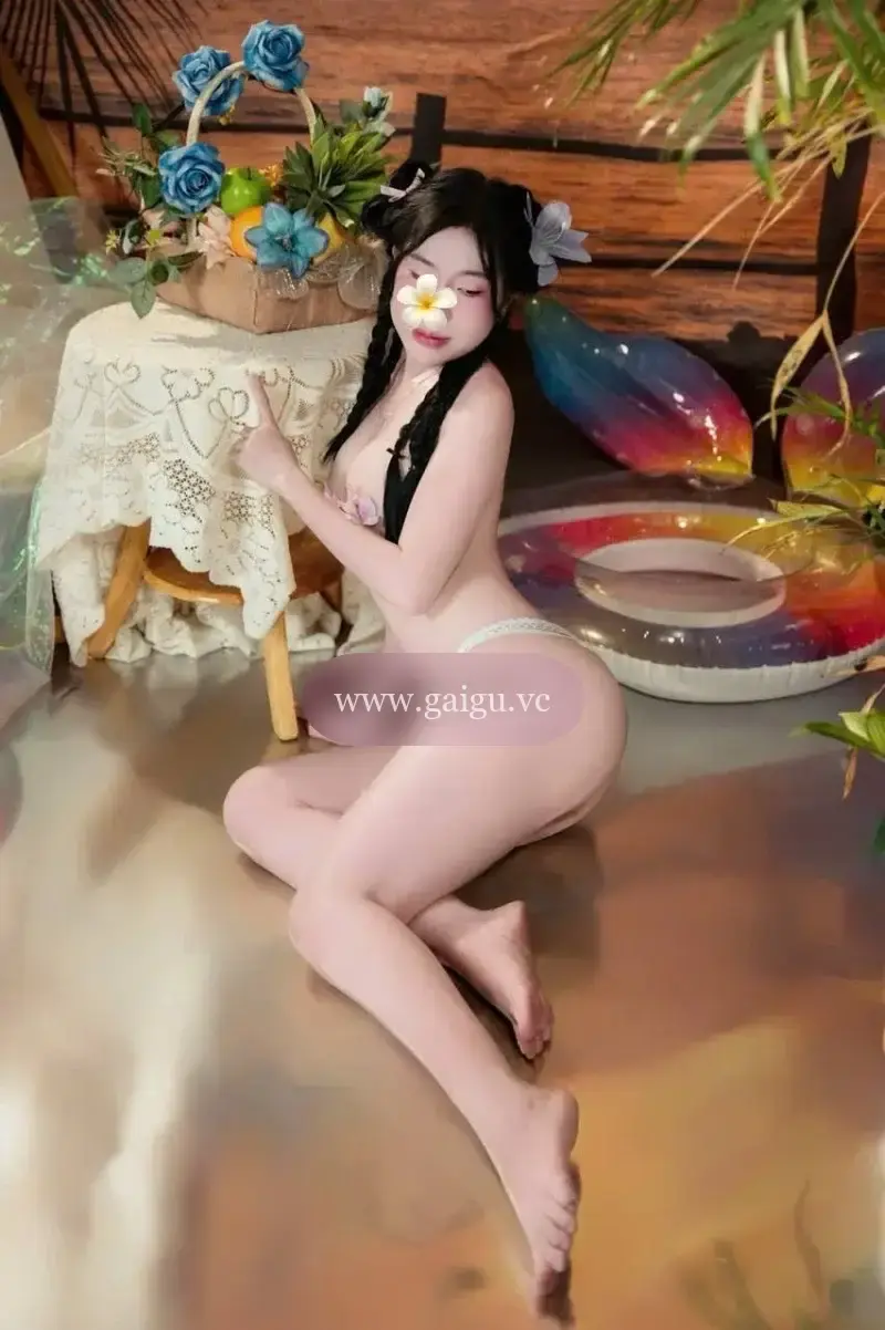 Quỳnh Trang_ Gái xinh chiều khách, body gợi cảm