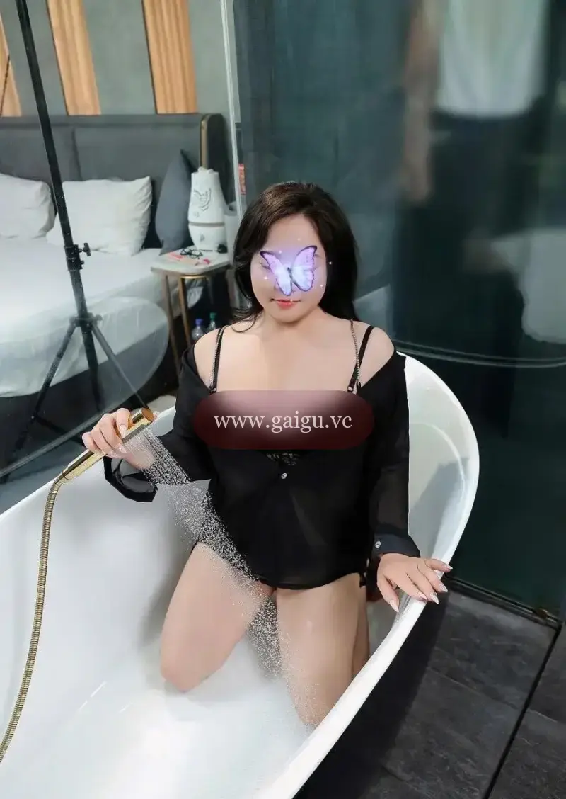 Em gái ngọt ngào, phục vụ tận tâm