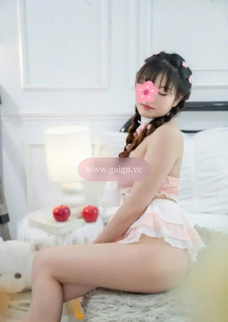GÁI XINH ANH THƯ _ NHỎ NHẮN ĐÁNG YÊU CHIỀU KHÁCH NHIỆT