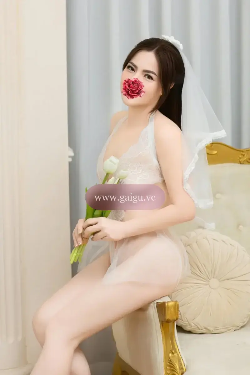 Lâm Uyển Nhi - Xinh sang mềm mại, gợi cảm quyến rũ