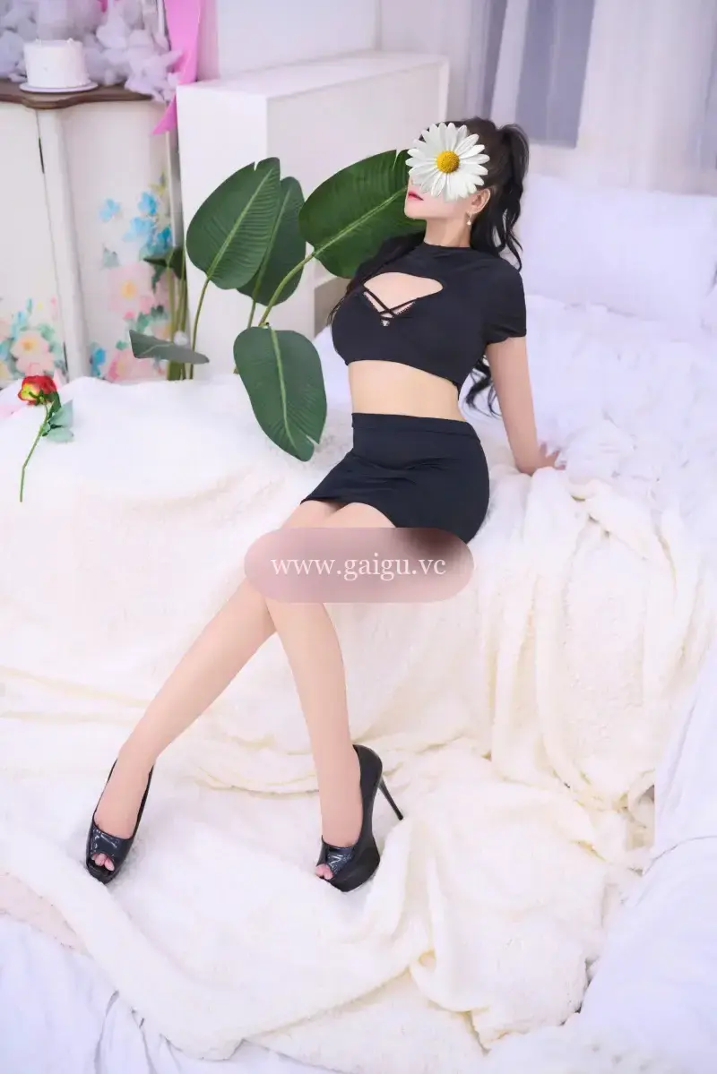 QUỲNH NGA - ĐAM MÊ TÌNH DỤC - CHUYÊN KHOA KÈN SÁO - ĐIỆN NƯỚC LÊNG LÃNG - NGOAN HIỀN CHIỀU KHÁCH