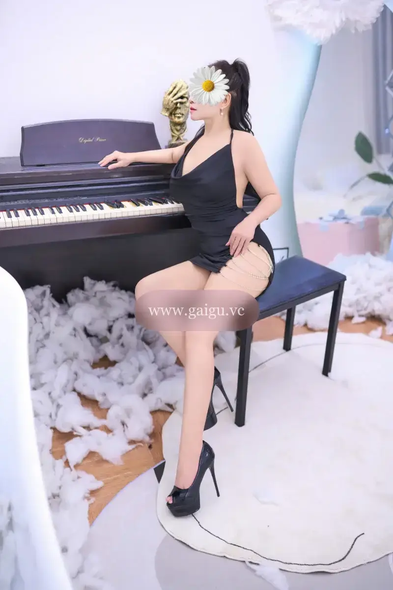 QUỲNH NGA - ĐAM MÊ TÌNH DỤC - CHUYÊN KHOA KÈN SÁO - ĐIỆN NƯỚC LÊNG LÃNG - NGOAN HIỀN CHIỀU KHÁCH
