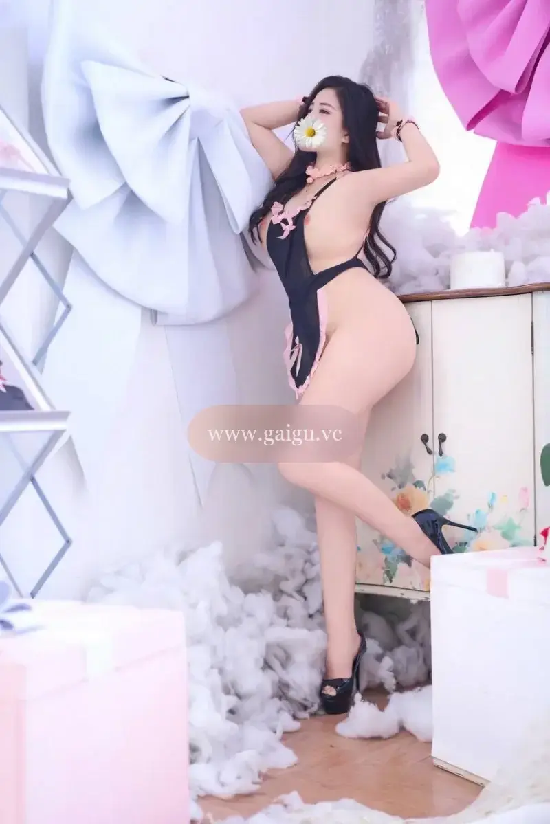 LINH CHI  THẦN DÂM MÔNG TO  BODY RỰC RỠ ĐIỂM 10
