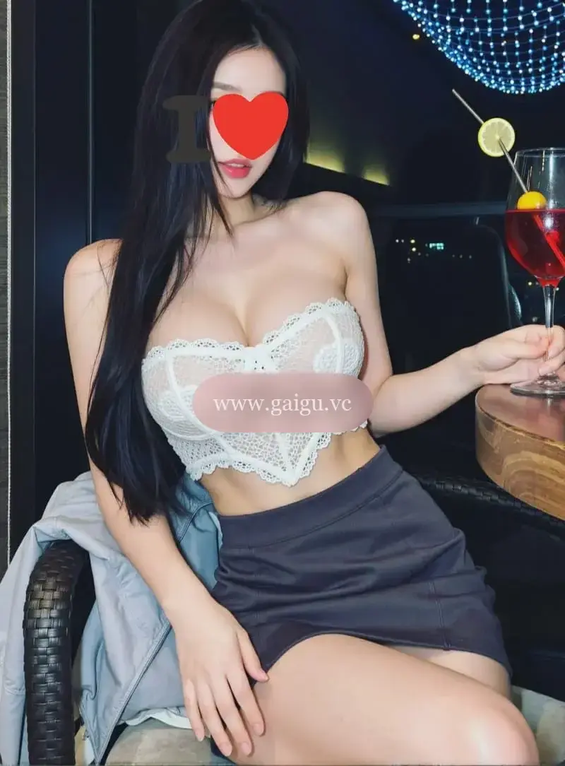 Hot Cave hạng sang Linh Linh mặt xinh da trắng, body siêu mẫu 1.000 K