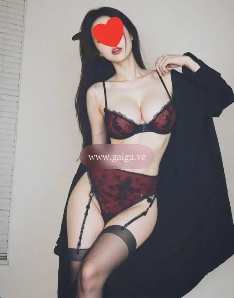 Hot Cave hạng sang Linh Linh mặt xinh da trắng, body siêu mẫu 1.000 K