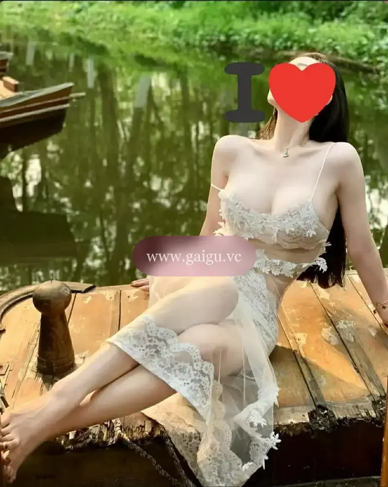 Hot Cave hạng sang Linh Linh mặt xinh da trắng, body siêu mẫu 1.000 K