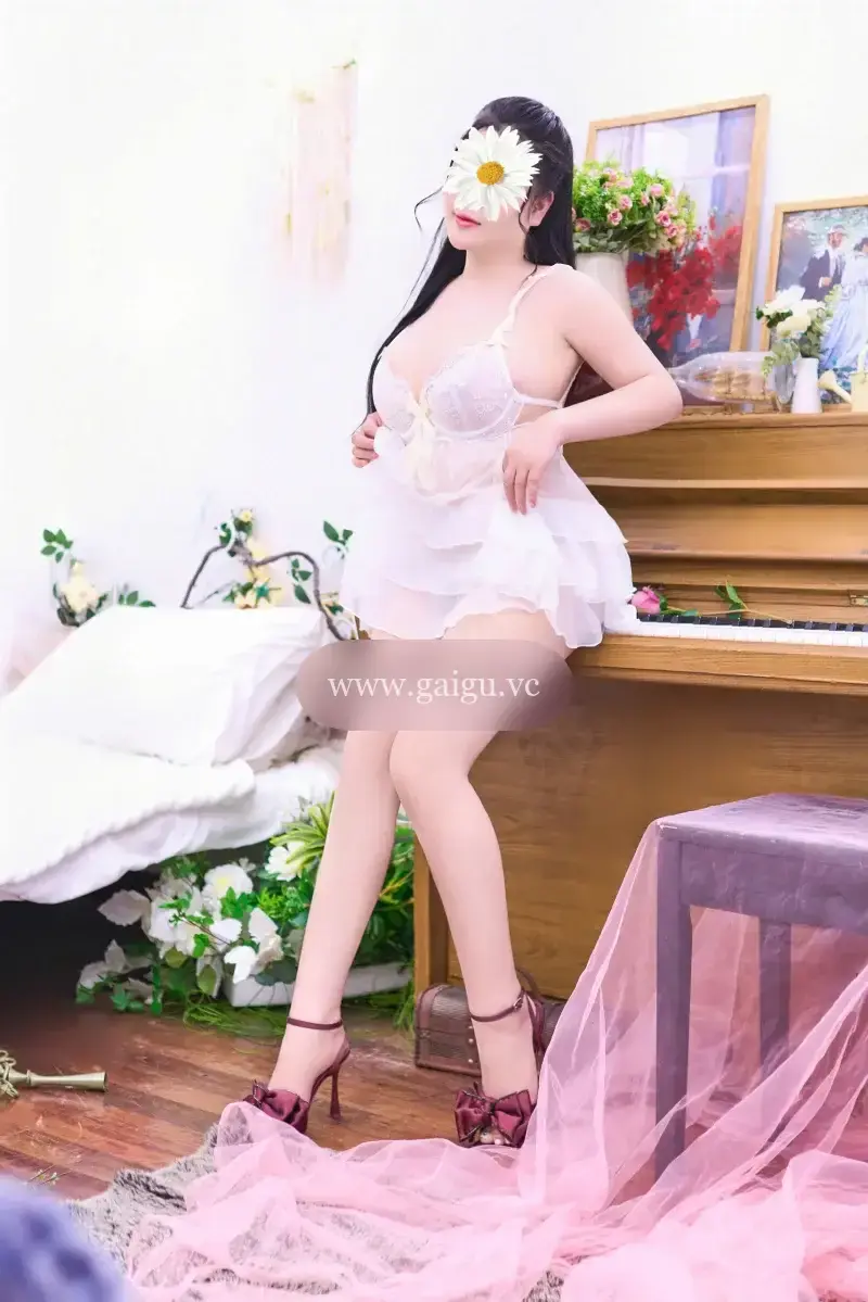 LINH ANH - CỰC PHẨM XINH - SANG - BODY BỐC LỬA GƯƠNG MẶT DÂM ĐÃNG
