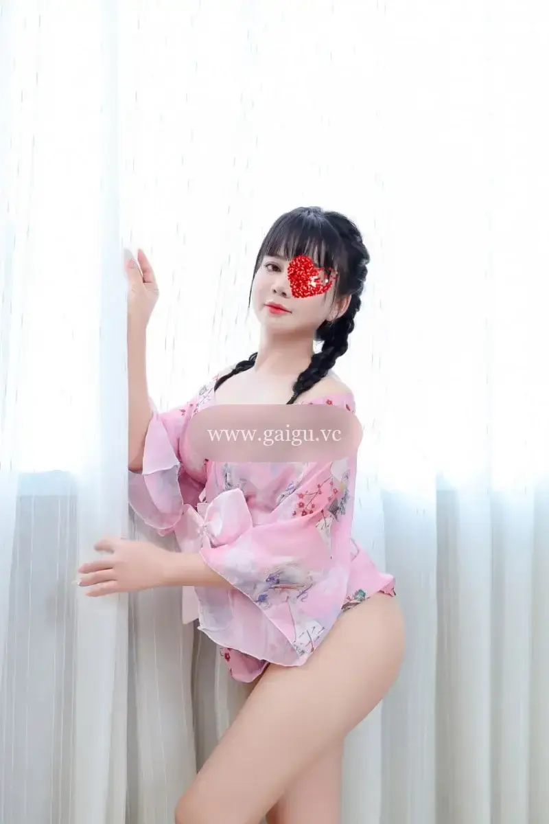 LINH ĐAN TRẺ XINH PHỤC VỤ BÚ CU RẤT DÂM NHIỆT TÌNH VỚI KHÁCH NHƯ NGƯỜI TÌNH
