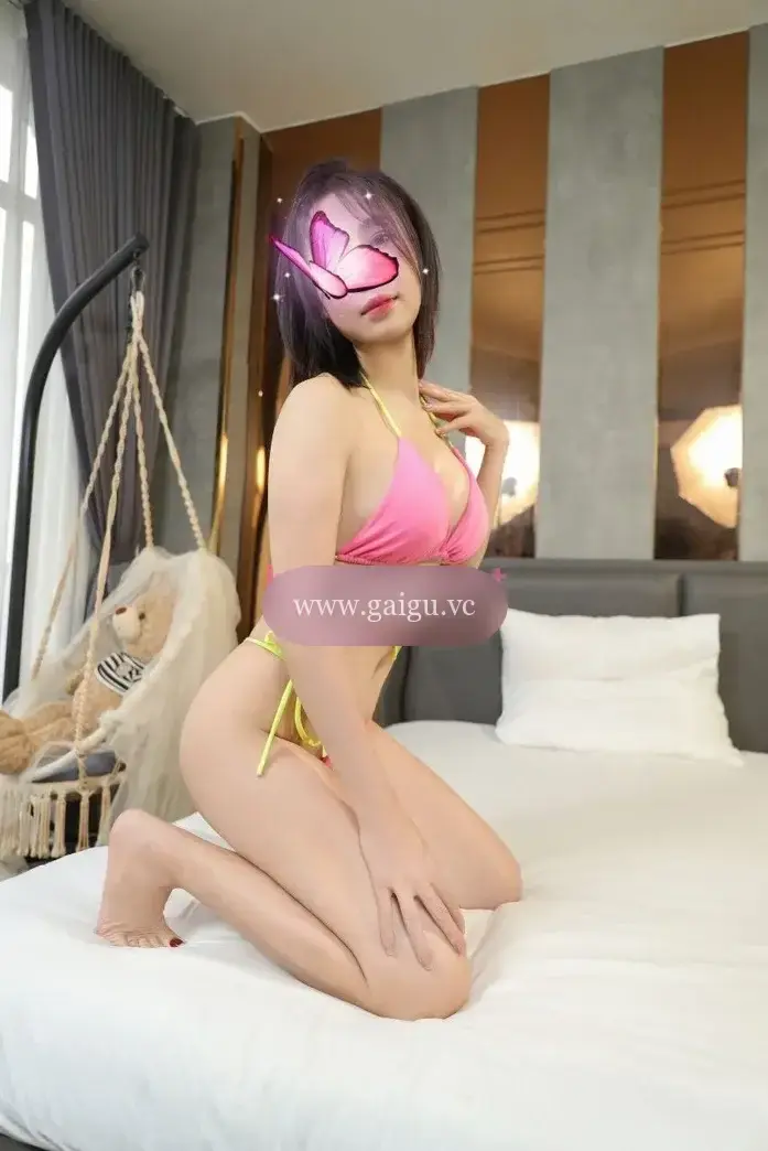 KHÁNH VY HOTGIRL XINH ĐẸP CHÂN DÀI DÁNG CAO BODY NUỘT NHƯ NGƯỜI MẪU RẤT CHIỀU KHÁCH