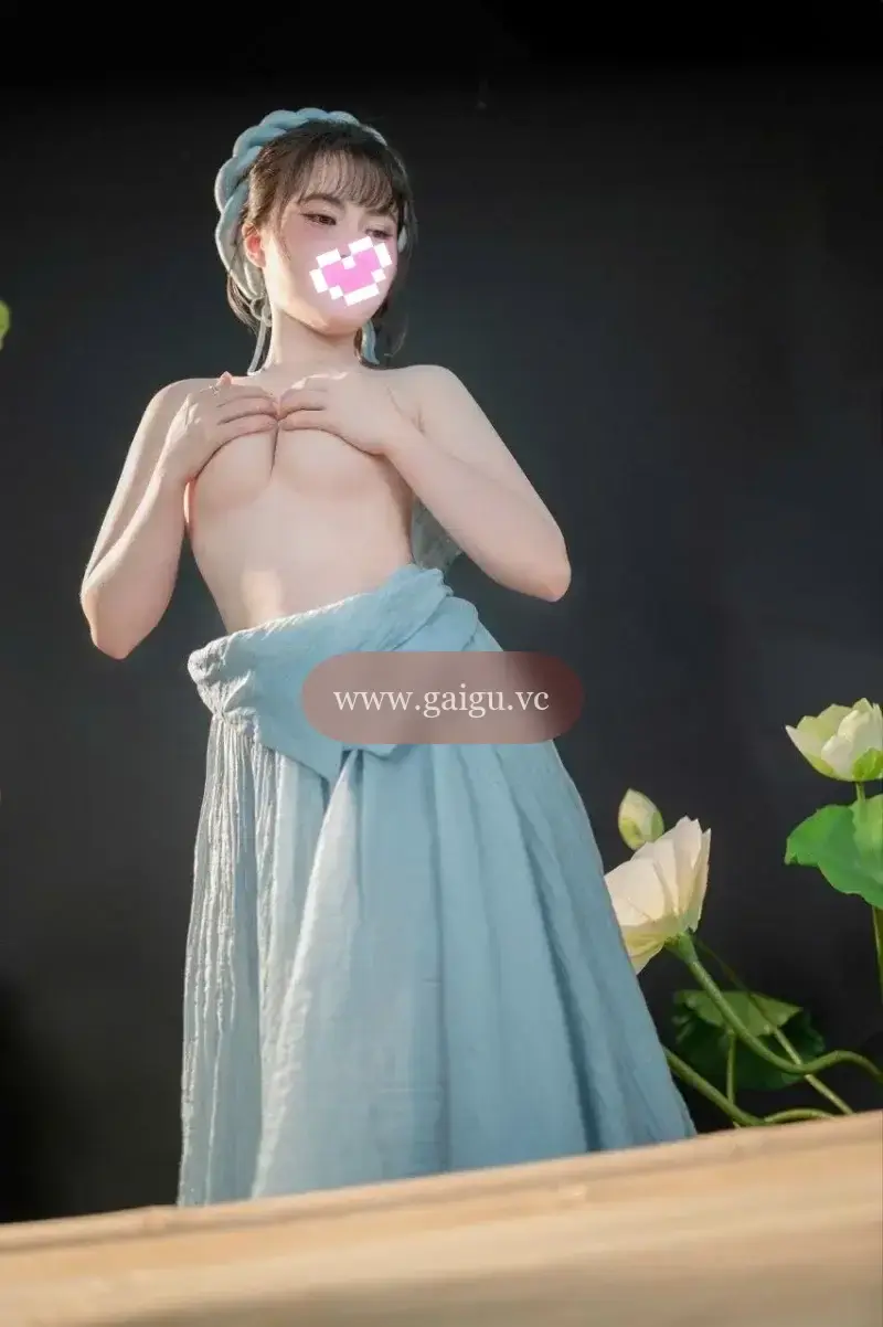 Bé An- Dáng cực quấn hút, và bím thơm tho gọn gàng