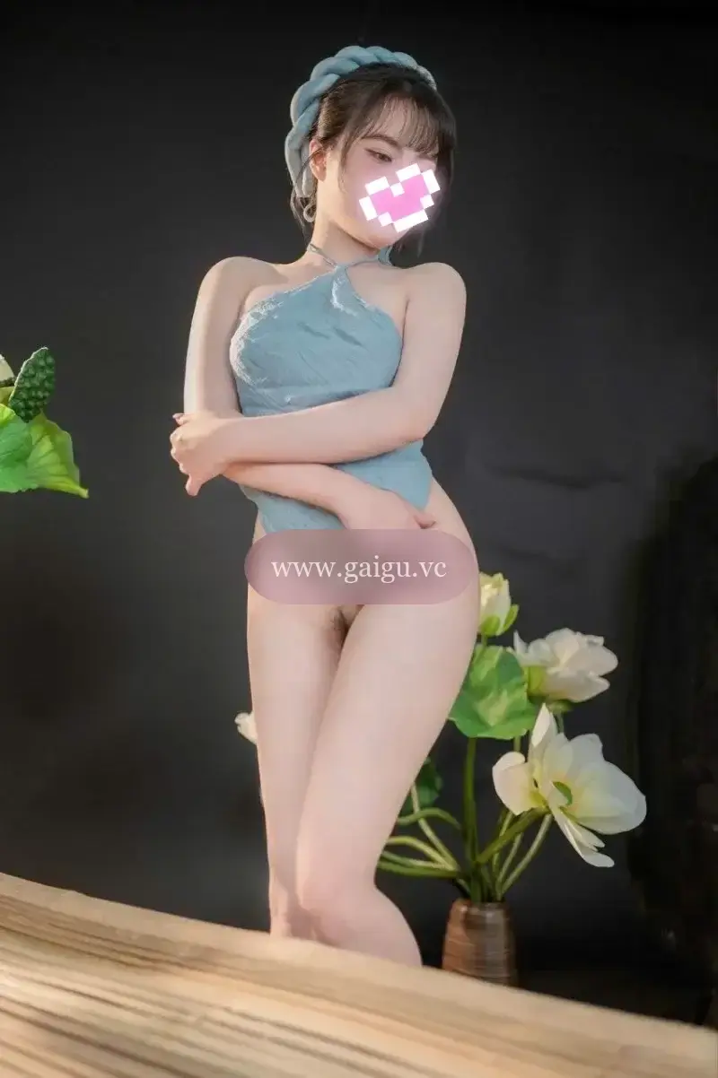 Bé An- Dáng cực quấn hút, và bím thơm tho gọn gàng