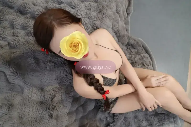 Hà Linh-Dáng siêu mượt, bím gọn gàng. Nước nôi đầy đủ.