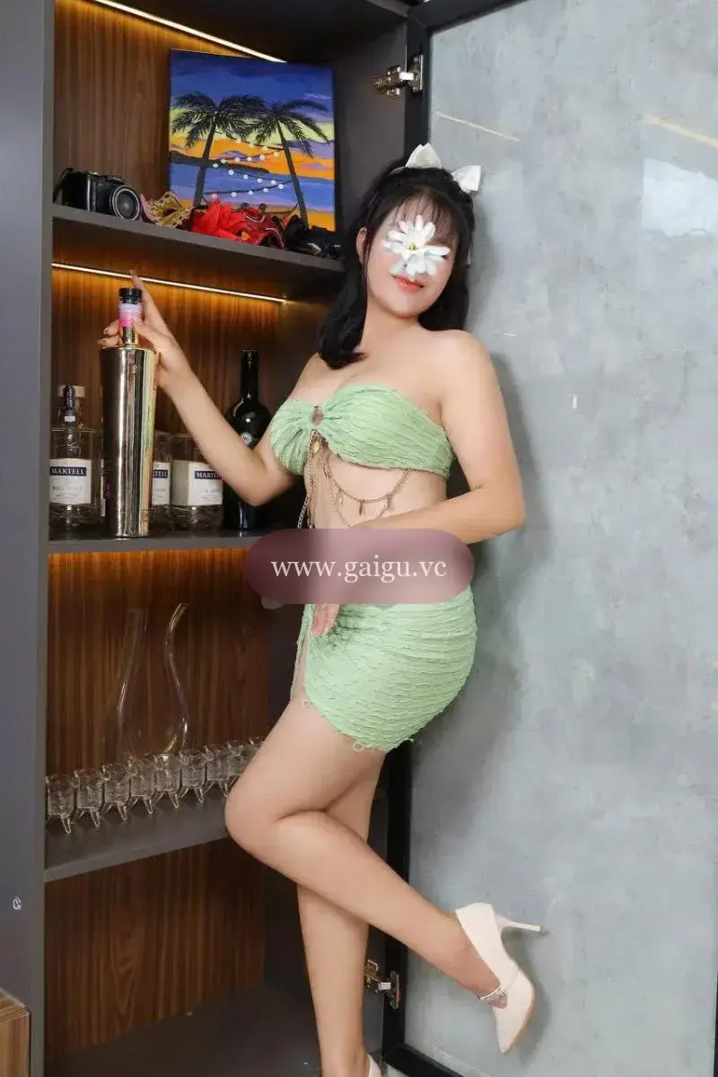 Trang Nhi - Nàng Kiều Xinh Xắn, Body Mẫu Ảnh Bóng