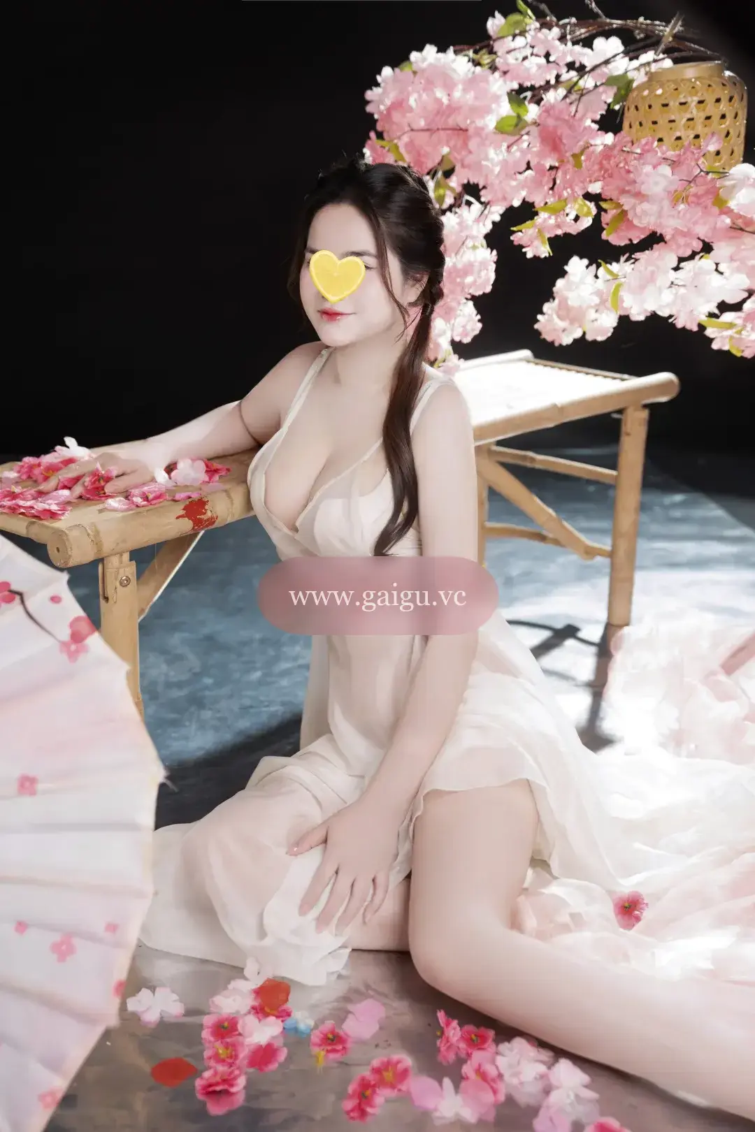 MON MON EM GÁI DỄ THƯƠNG VÚ TO MÔNG BỰ VỪA MỚI ĐI LÀM LẦN ĐẦU
