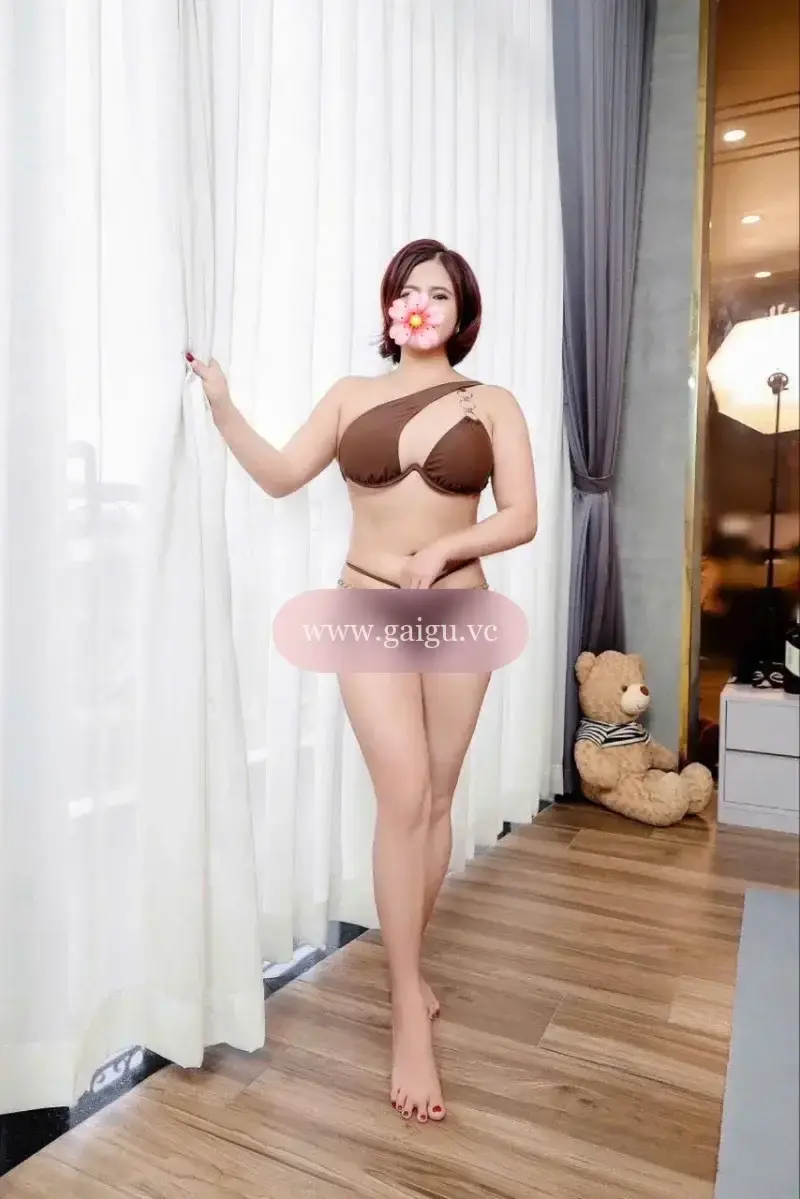 THANH NGA --- XINH, DÂM, CHIỀU KHÁCH