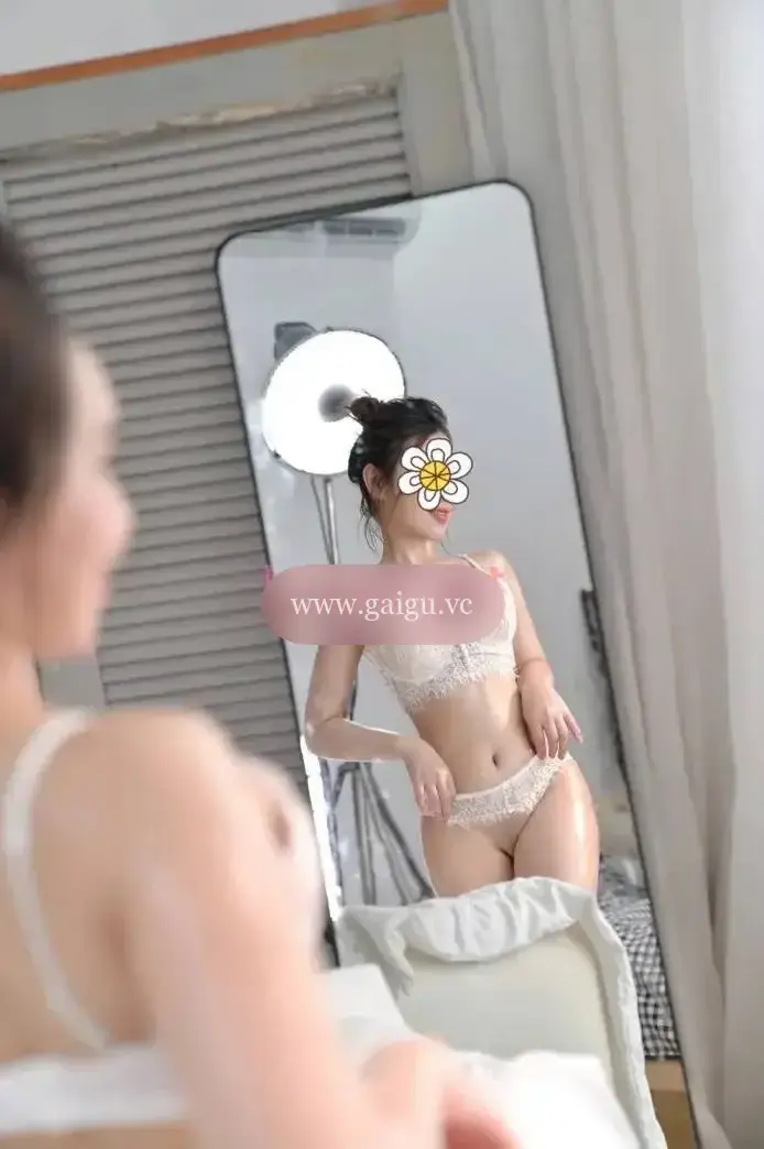 Khánh Vy Em Xinh Ngoan Chiều Khách