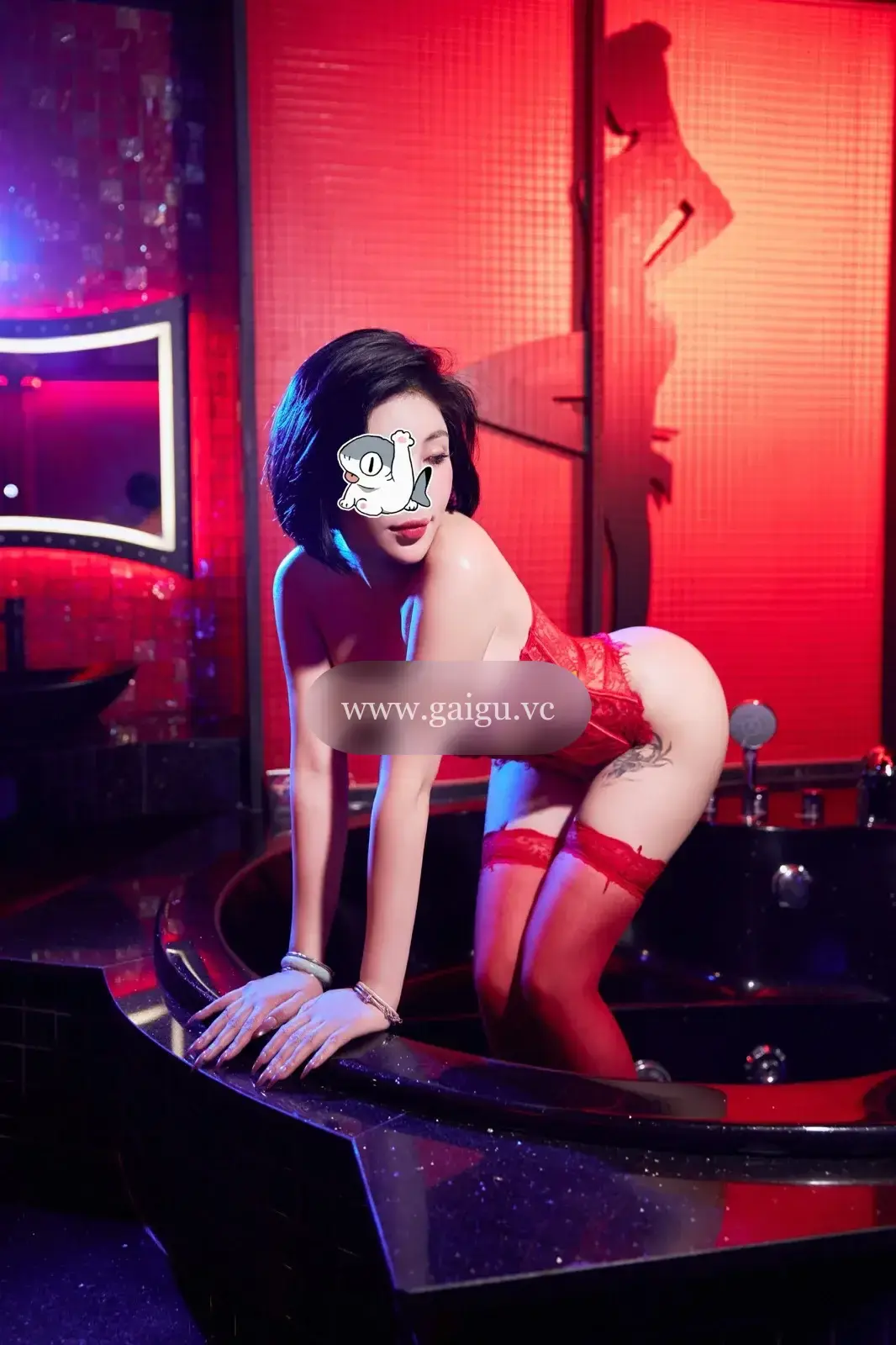 HÀ LINH - SEXY VỚI BODY ĐỒNG HỒ CÁT