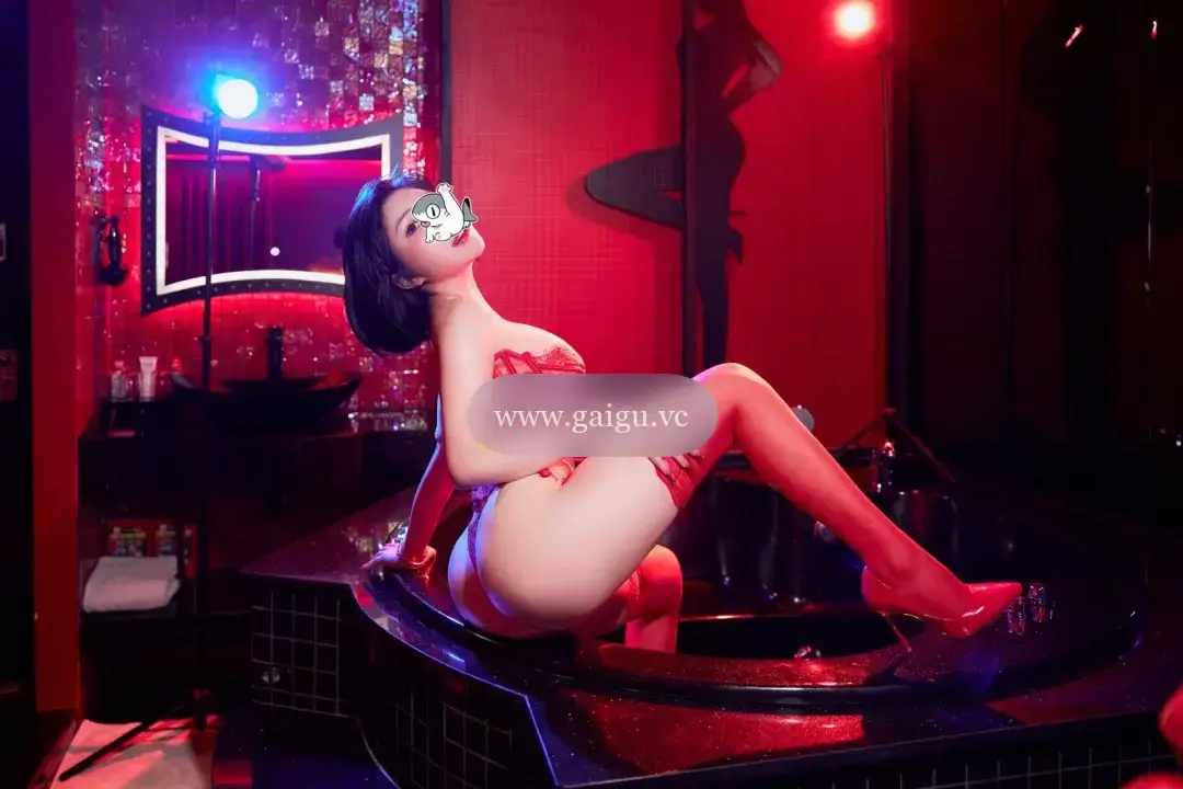 HÀ LINH - SEXY VỚI BODY ĐỒNG HỒ CÁT