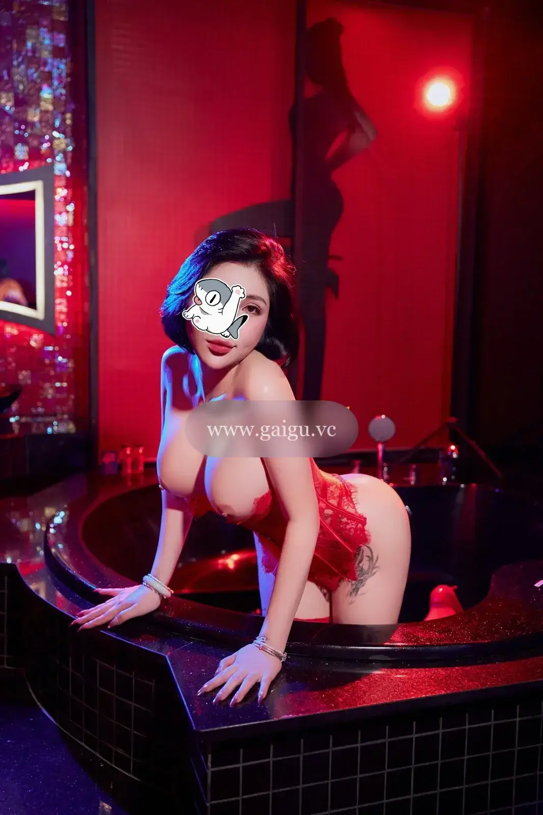 HÀ LINH - SEXY VỚI BODY ĐỒNG HỒ CÁT