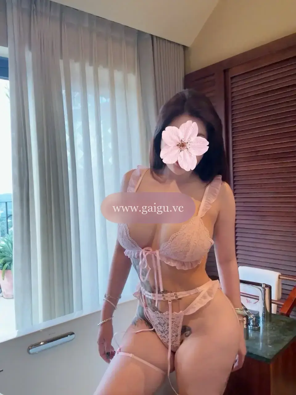 HÀ LINH - SEXY VỚI BODY ĐỒNG HỒ CÁT