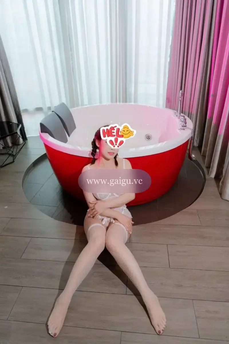 LY LY NGHỆ NHÂN KÈN SÁO, VÚ TO BƯỚM XINH