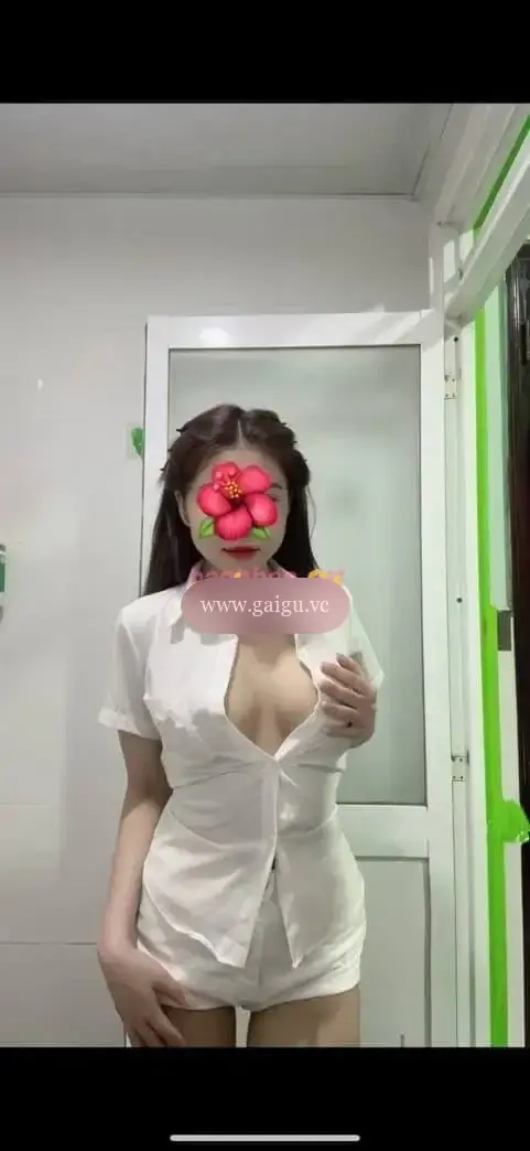 Linh Linh 2k3 mặt thiẻn thần dáng chuẫn hot girl.