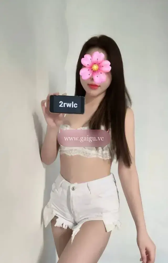 Linh Linh 2k3 mặt thiẻn thần dáng chuẫn hot girl.