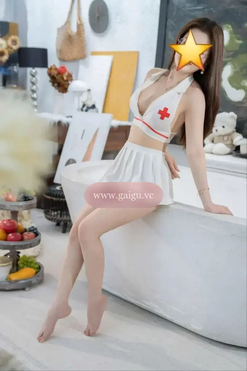 Bé Diểm nhỏ nhoắn non tơ vào đời.