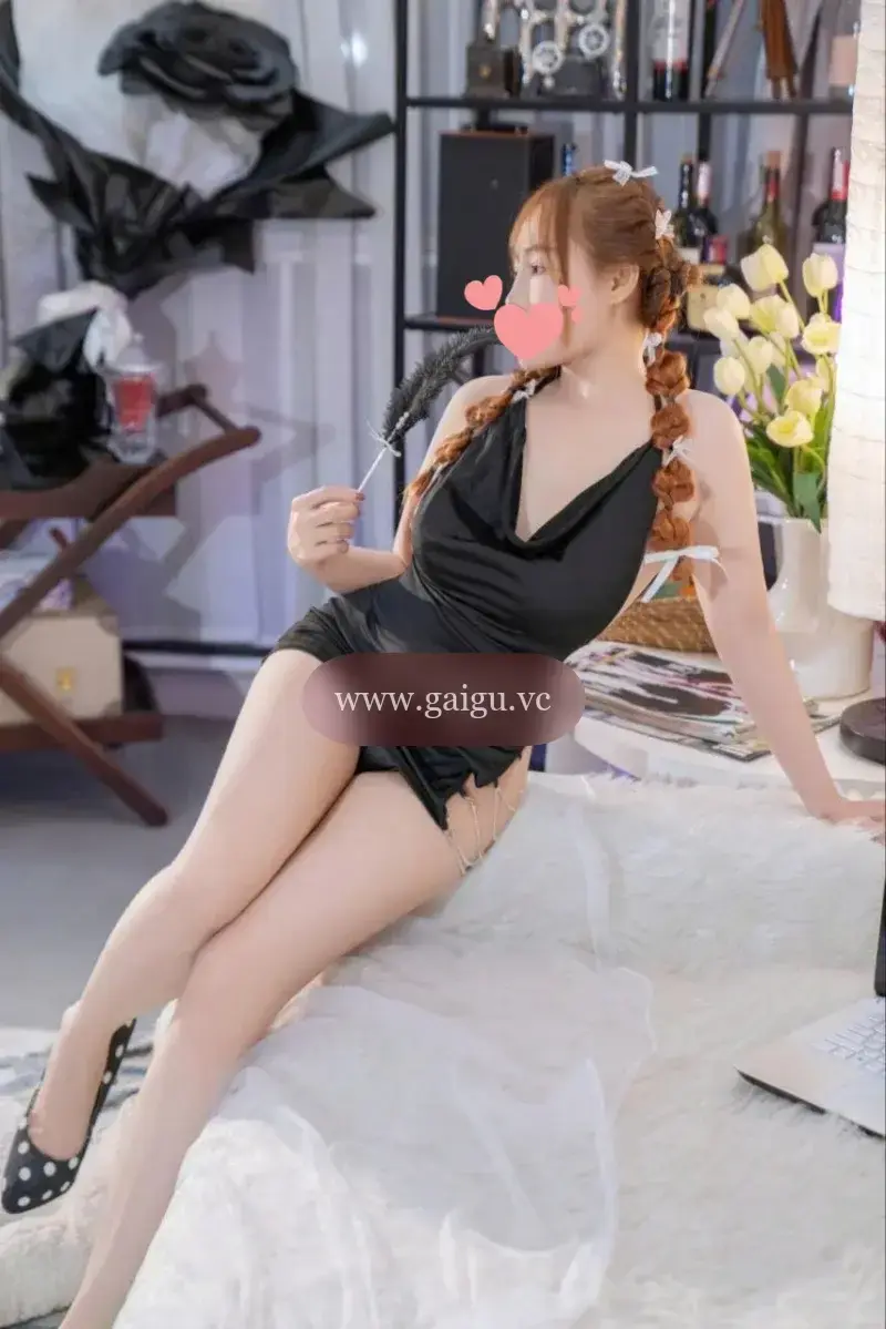 Gyme Thái thuỳ Linh  cân sức cùng Linh