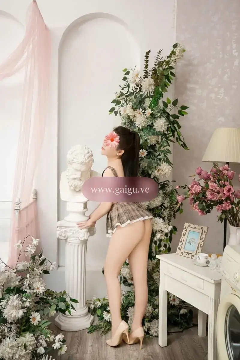 Tường Vy - Vú to , làm tình giỏi , chất lượng tốt chiều khách