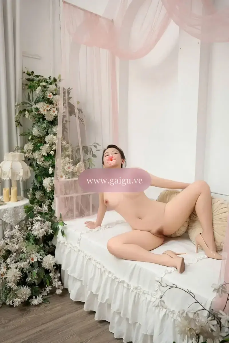 Tường Vy - Vú to , làm tình giỏi , chất lượng tốt chiều khách
