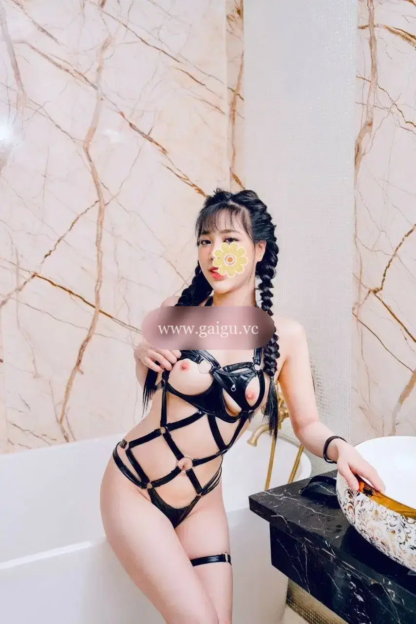 Khả Hân - Trắng xinh như búp bê