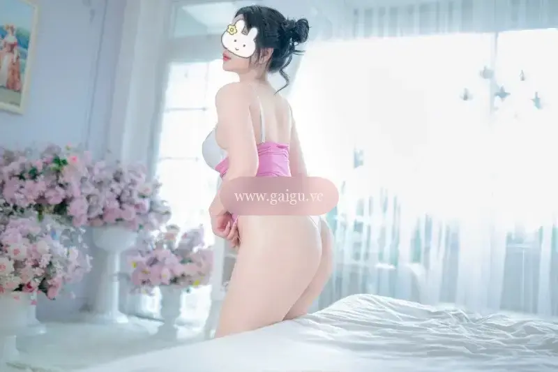 Gia Linh:GƯƠNG MẶT XINH XẮN- VÚ TO - MÔNG MẨY - CHỊCH ÊM KHÓ CƯỠNG