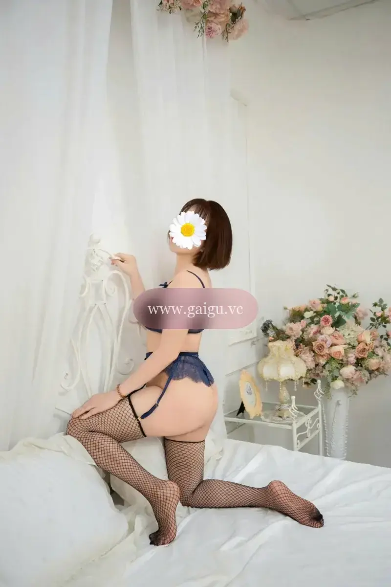 NGỌC THÚY - EM HÀNG DÁNG NUỘT CHIỀU KHÁCH - NGOAN HIỀN XINH ĐẸP - ĐAM MÊ KÈO SÁO - NƯỚC NÔI TRÀN TRỀ