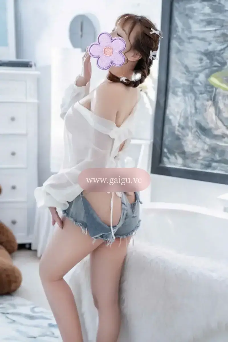 Én Phạm- Dáng cao, bím thơm tho nhiều nước.