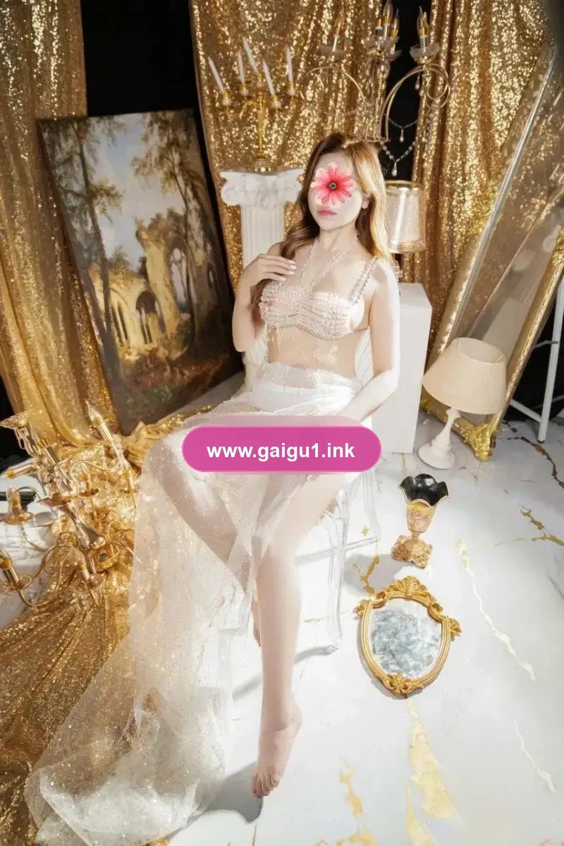 Hoàng Yến - Mặt xinh Tây, Thân hình bé nhỏ, Hàng đẹp bím hồng